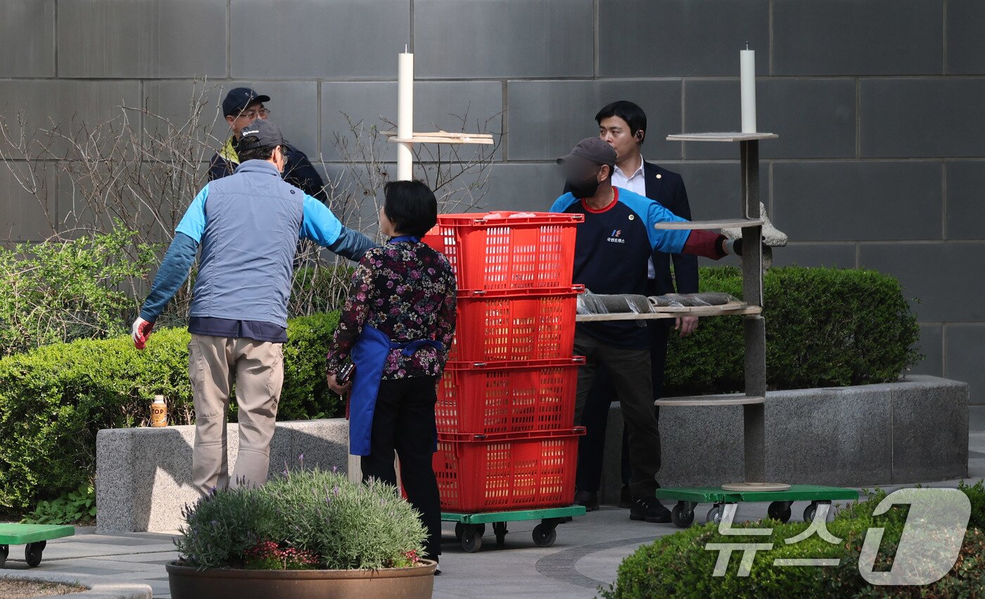 본문 이미지 - 윤석열 전 대통령 사저인 서울 서초구 아크로비스타에 윤 전 대통령의 이삿짐이 옮겨지고 있다.  2025.4.11 ⓒ 뉴스1 박세연 기자