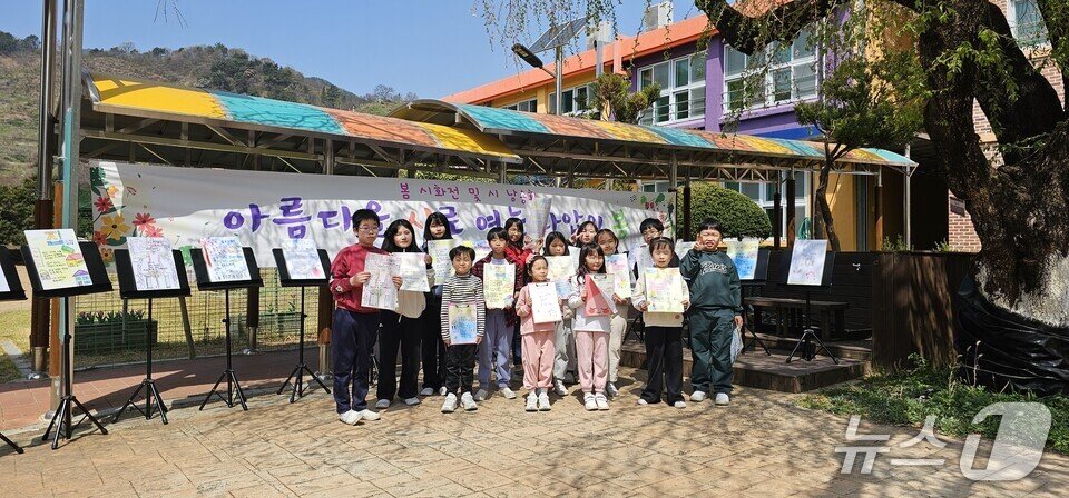본문 이미지 - 다압초 학생들이 시 낭송회를 가진 뒤 기념사진을 찍고 있다. &#40;전남도교육청 제공, 재판매 및 DB 금지&#41;