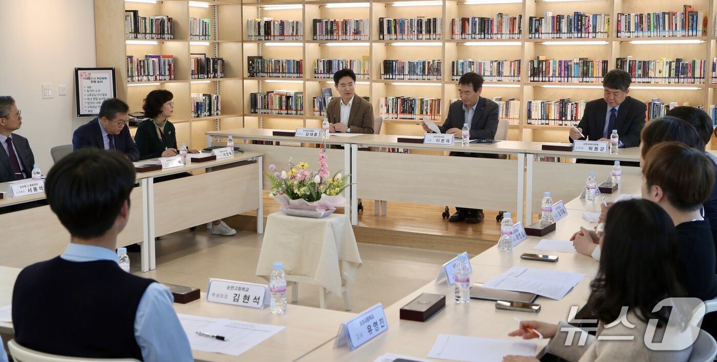 본문 이미지 - 김대중 전남교육감이 &#39;대중교통, 학교방문&#39;으로 순천고등학교와 부영여자고등학교를 찾아 현장 의견을 청취하고 있다. &#40;전남도교육청 제공, 재판매 및 DB 금지&#41;