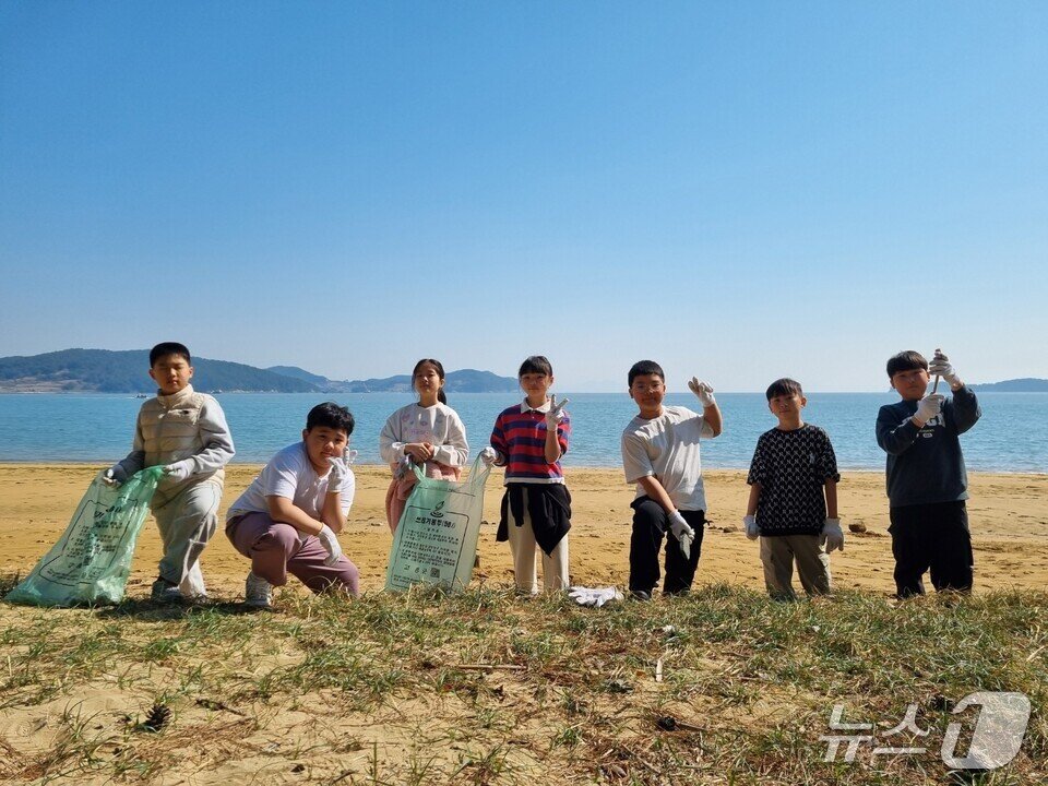 본문 이미지 - 봉래초 학생들이 고흥 나로도 우주 해수욕장 일대에서  해양 환경 정화 활동을 하고 있다.&#40;전남도교육청 제공, 재판매 및 DB 금지&#41; 