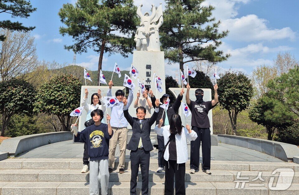 본문 이미지 - 광양 이음학교 학생들이 유당공원에서 3·1 만세 운동을 재현하고 있다. &#40;전남도교육청 제공, 재판매 및 DB 금지&#41;