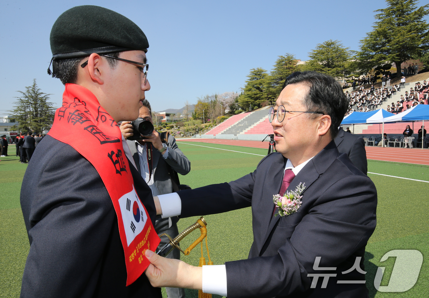 (대전=뉴스1) 김기태 기자 = 이장우 대전시장이 11일 대전 동구 동아마이스터고등학교에서 열린 2025년도 대전·충청·강원 군특성화고 합동발대식에서 학생에게 머플러를 수여하고 있 …