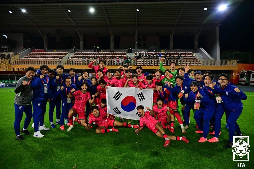 본문 이미지 - 승리 후 기뻐하는 U20 대표팀(대한축구협회 제공)