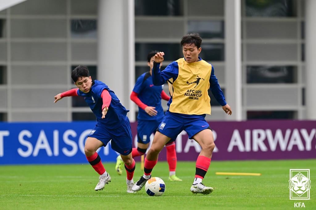 본문 이미지 - 훈련 중인 김호진(오른쪽)(대한축구협회 제공)