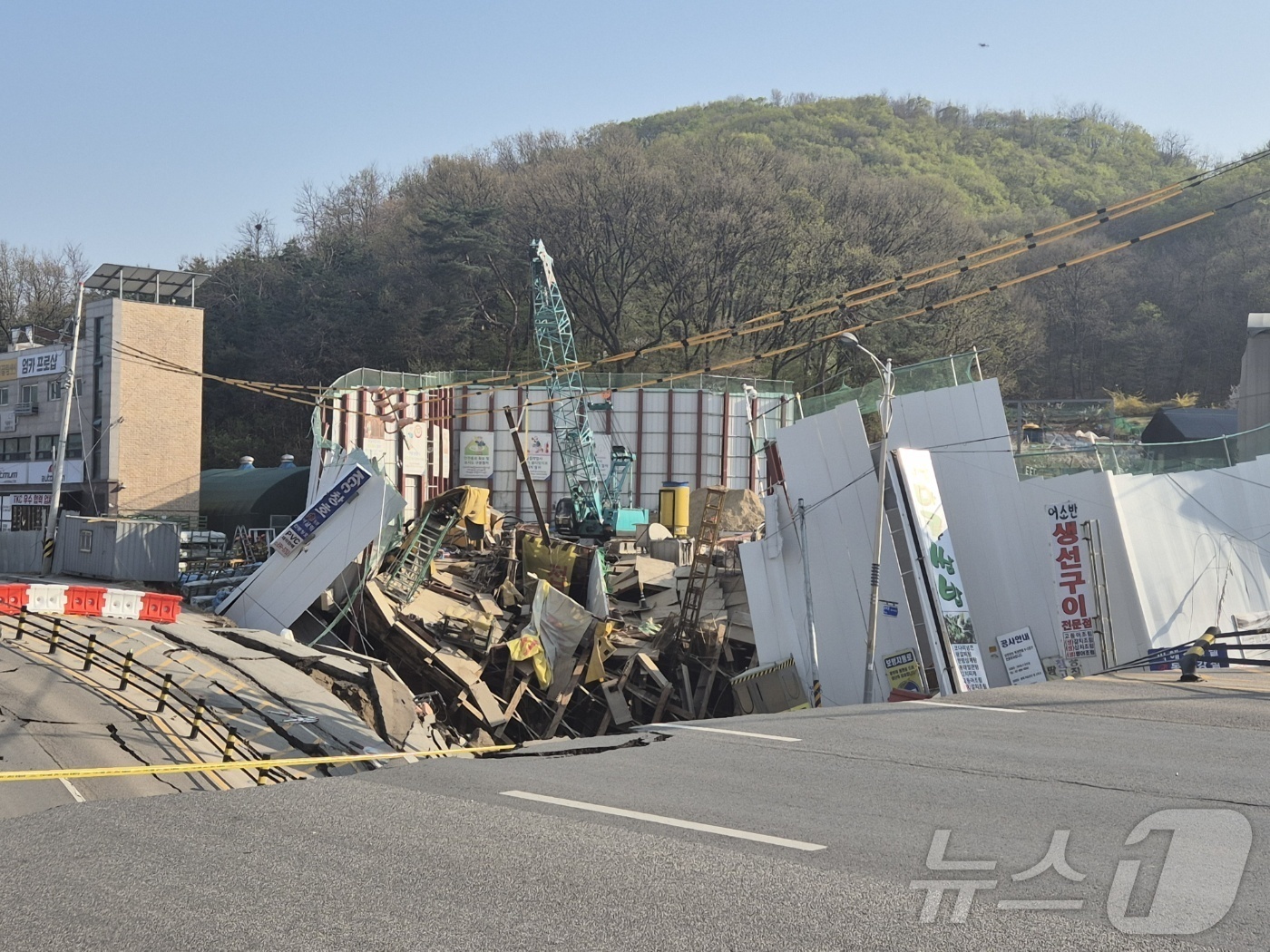 (광명=뉴스1) 김기현 기자 = 11일 오후 경기 광명시 일직동 양지사거리 부근 신안산선 제5-2공구 현장 일부 구간이 붕괴돼 통제되고 있다.(경기도소방재난본부 제공, 재판매 및 …