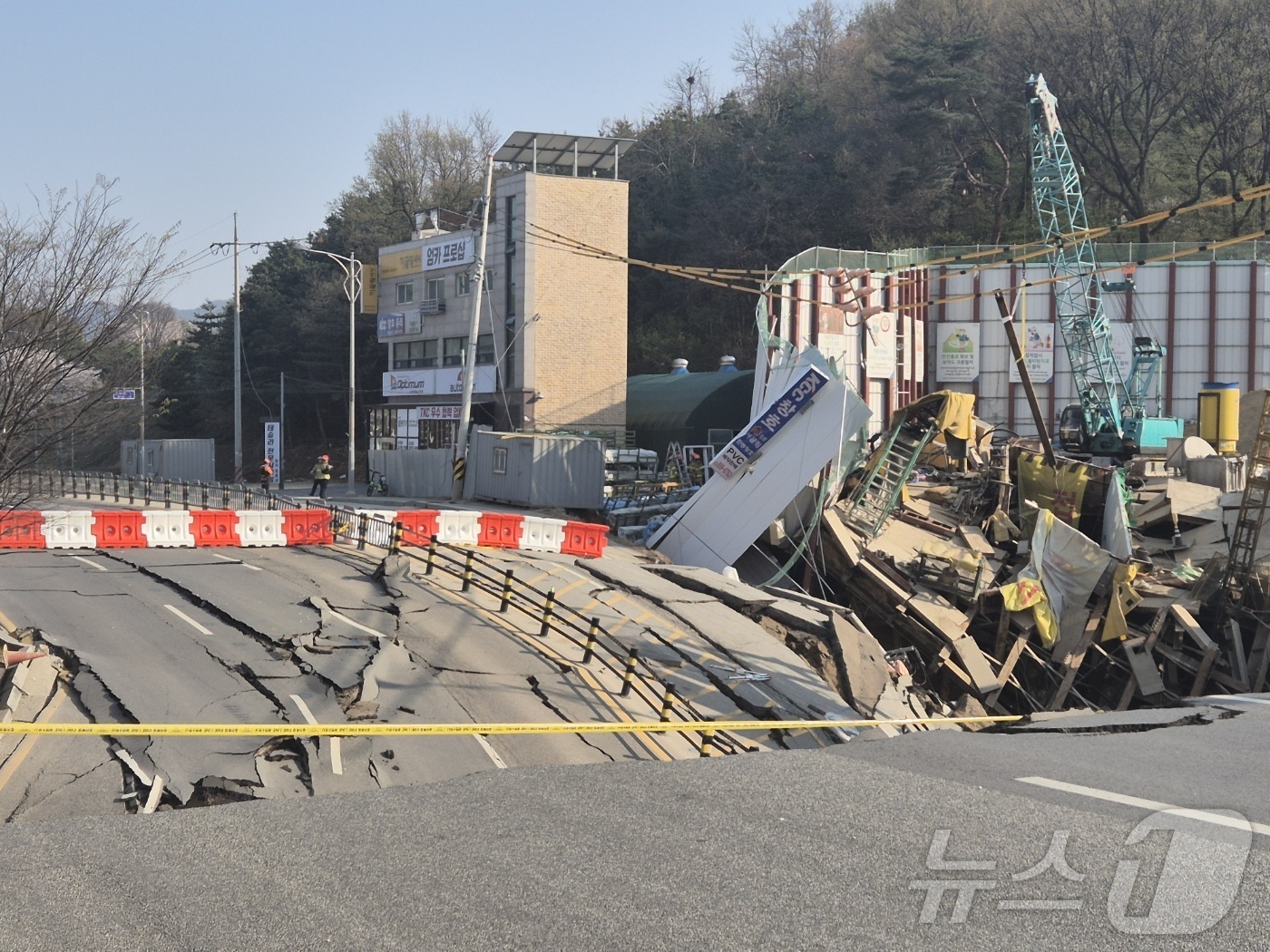 (광명=뉴스1) 김기현 기자 = 11일 오후 경기 광명시 일직동 양지사거리 부근 신안산선 제5-2공구 현장 일부 구간이 붕괴돼 통제되고 있다.(경기도소방재난본부 제공, 재판매 및 …