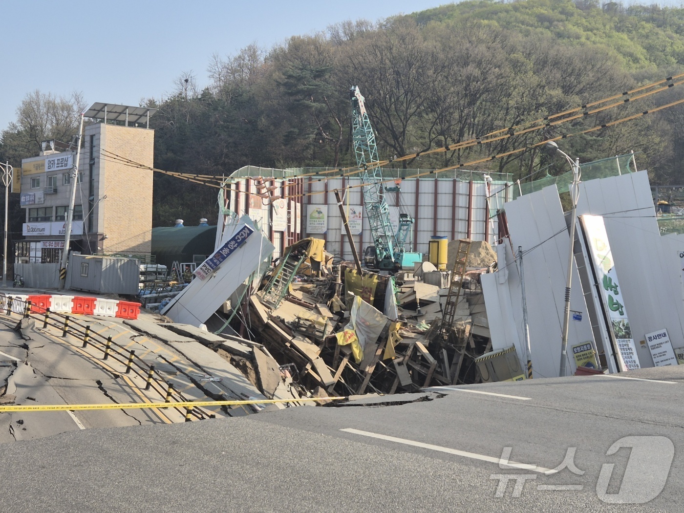 (광명=뉴스1) 김기현 기자 = 11일 오후 경기 광명시 일직동 양지사거리 부근 신안산선 제5-2공구 현장 일부 구간이 붕괴돼 통제되고 있다.(경기도소방재난본부 제공, 재판매 및 …