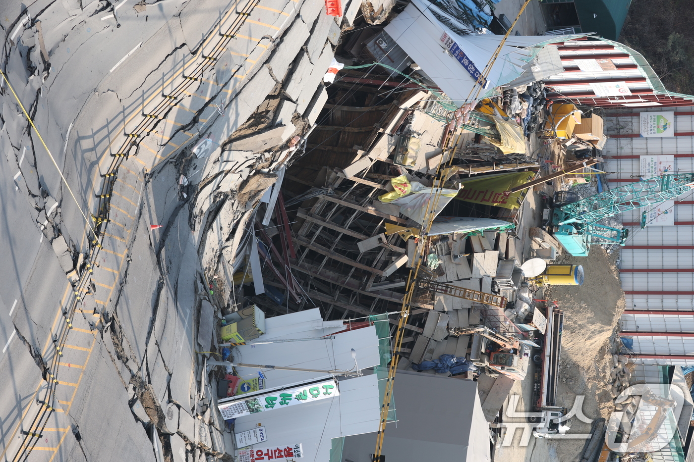 (광명=뉴스1) 김영운 기자 = 11일 오후 경기 광명시 일직동 신안산선 공사 현장 인근이 붕괴돼 사고 현장이 통제되고 있다. 2025.4.11/뉴스1