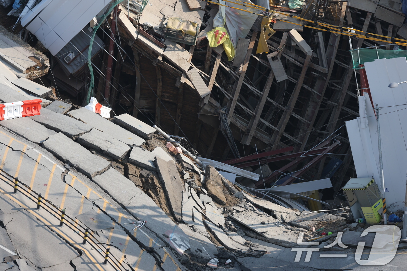 (광명=뉴스1) 김영운 기자 = 11일 오후 경기 광명시 일직동 신안산선 공사 현장 인근이 붕괴돼 사고 현장이 통제되고 있다. 2025.4.11/뉴스1