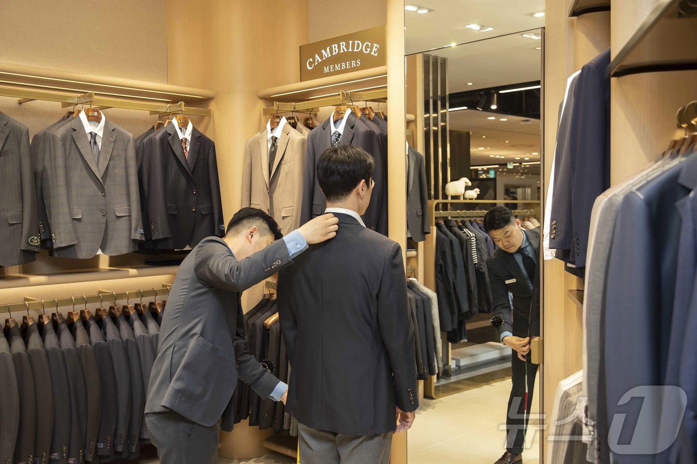 (서울=뉴스1) = 신세계백화점이 봄 시즌을 맞이하여 남성 브랜드들을 중심으로 다양한 상품과 프로모션을 선보이는 \'멘즈위크\' 행사를 진행한다고 13일 밝혔다.모델이 서울 중구 …