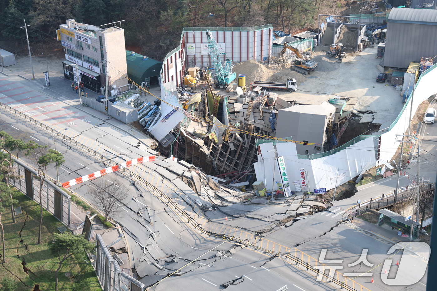 (광명=뉴스1) 김영운 기자 = 11일 오후 경기 광명시 일직동 신안산선 공사 현장 인근이 붕괴돼 사고 현장이 통제되고 있다. 2025.4.11/뉴스1