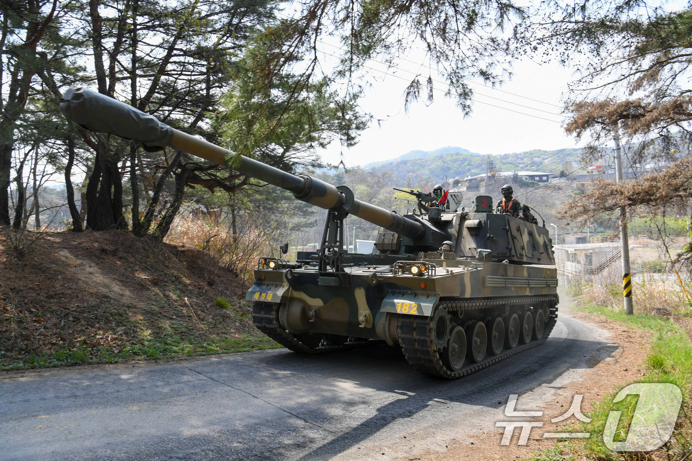 (의성=뉴스1) 최창호 기자 = 11일 해병대 1사단 포병여단이 경북 포항 훈련장에서 실시한 대대 전술훈련에서 K9A1 자주포 부대가 출동하고 있다.이번 훈련은 전시전환 절차 확인 …