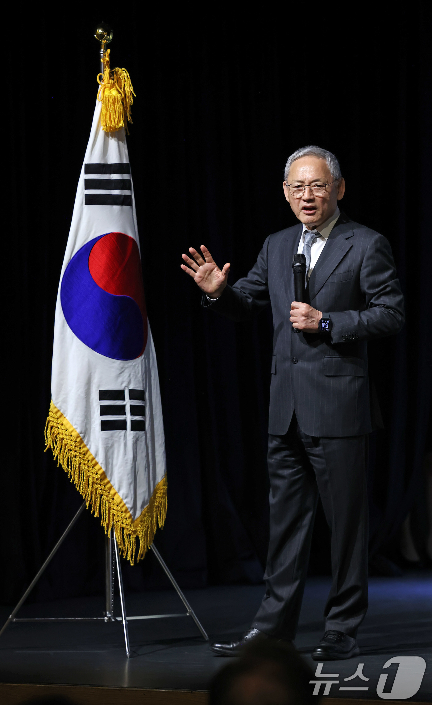 (서울=뉴스1) = 유인촌 문화체육관광부 장관이 11일 서울 종로구 국립민속박물관에서 열린 2024 정책소통 유공 포상 전수식에서 축사를 하고 있다. (문화체육관광부 제공. 재판매 …