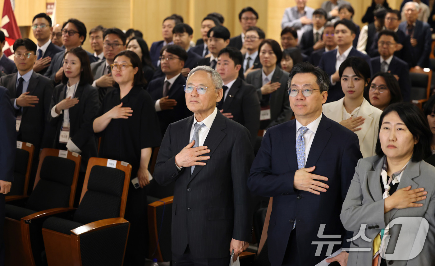 (서울=뉴스1) = 유인촌 문화체육관광부 장관이 11일 서울 종로구 국립민속박물관에서 열린 2024 정책소통 유공 포상 전수식에서 국기에 대한 경례를 하고 있다. (문화체육관광부 …