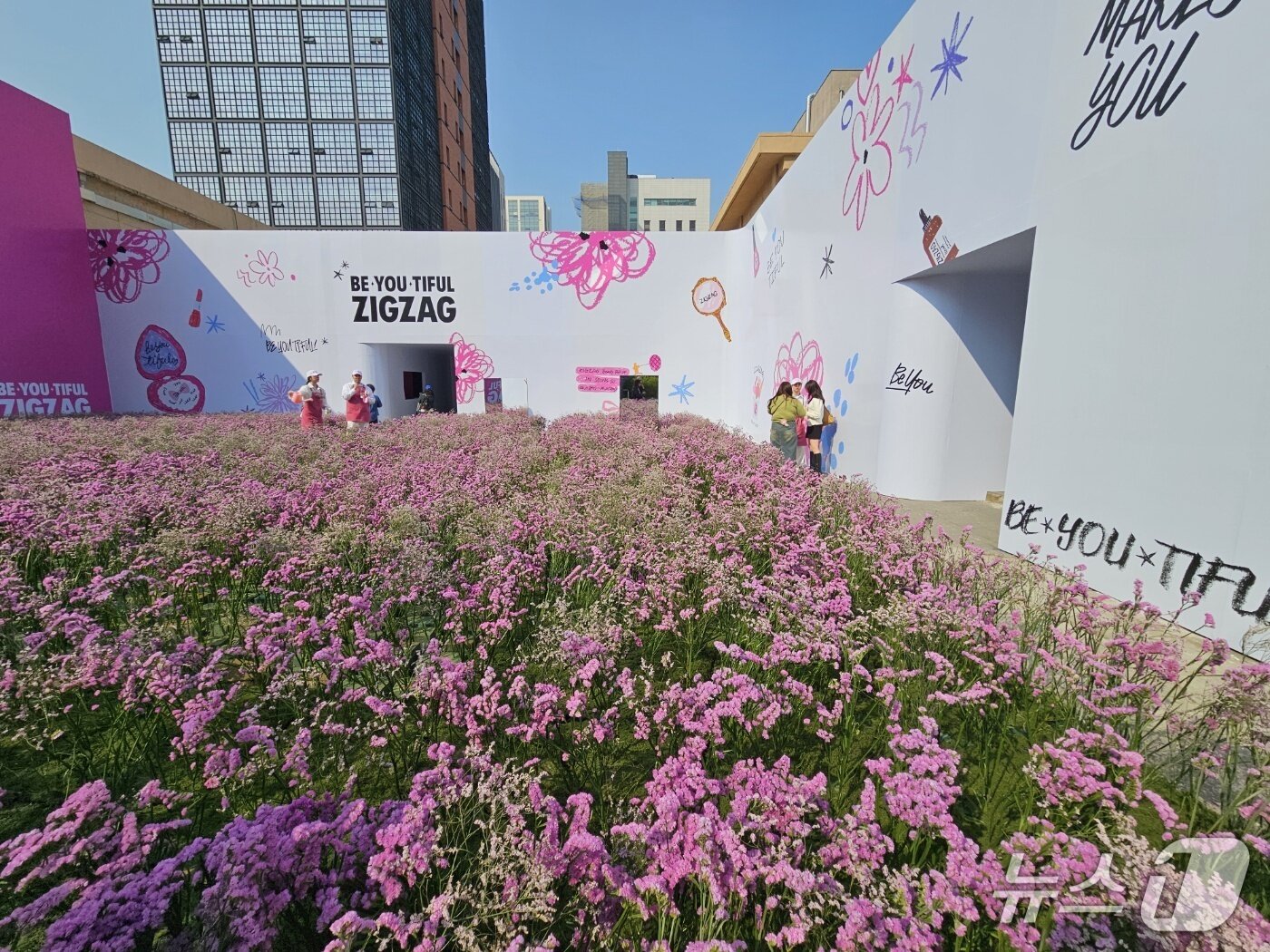 본문 이미지 - 지그재그 뷰티 페스타가 11일 서울 성수동 일대에서 열렸다.ⓒ 뉴스1/김진희 기자.