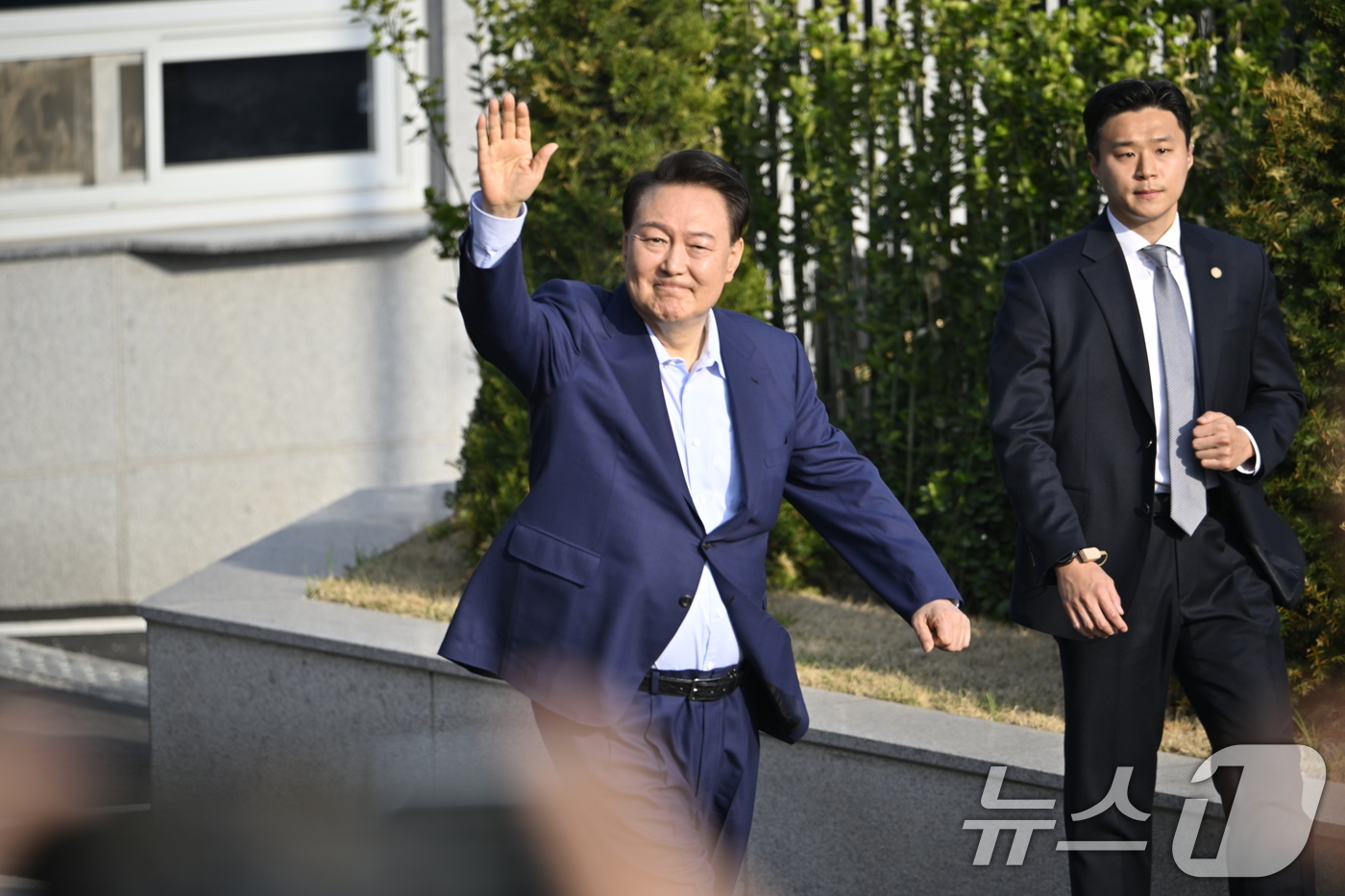 (서울=뉴스1) 김성진 기자 = 윤석열 전 대통령이 11일 오후 서울 용산구 대통령관저에서 나와 지지자들 향해 손 인사를 하고 있다. (공동취재) 2025.4.11/뉴스1