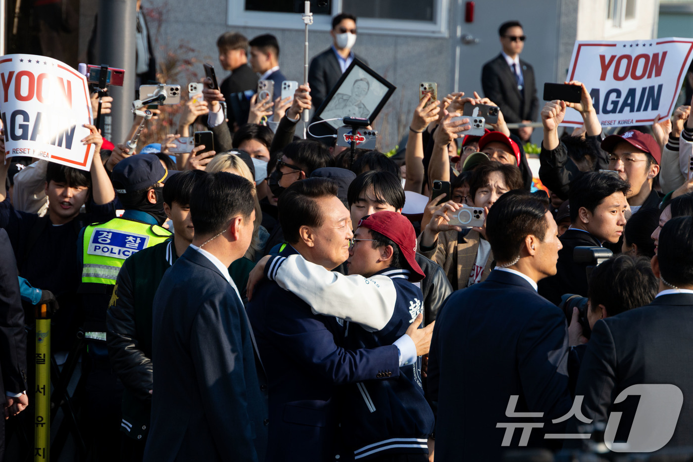 (서울=뉴스1) 김성진 기자 = 윤석열 전 대통령이 11일 오후 서울 용산구 대통령관저에서 나와 대학생 지지자들과 포옹하고 있다. (공동취재) 2025.4.11/뉴스1