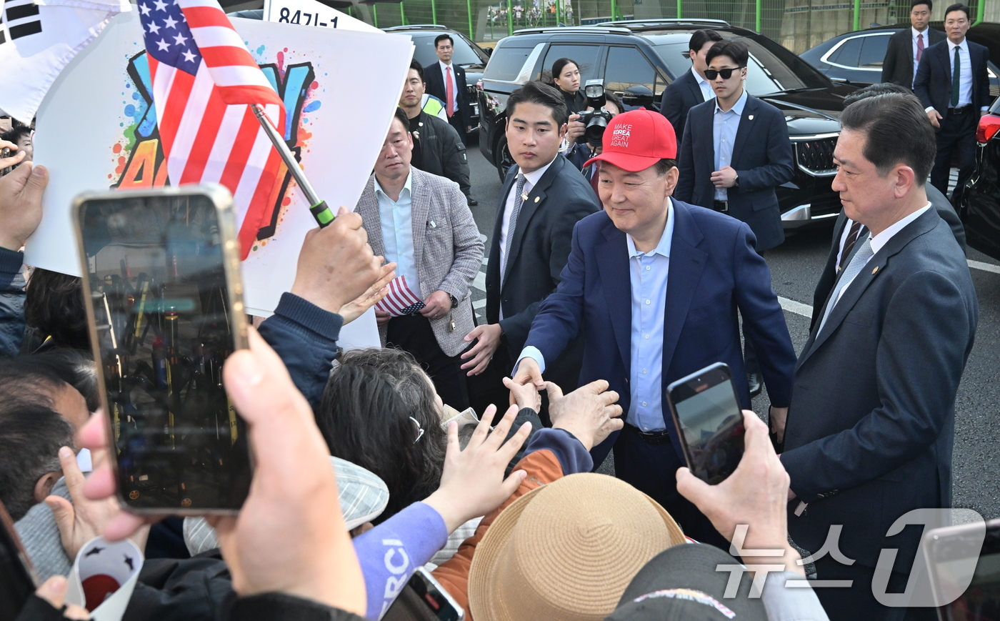 (서울=뉴스1) 김성진 기자 = 윤석열 전 대통령이 11일 오후 서울 용산구 대통령 관저에서 나와 지지자들과 인사하고 있다. (공동취재) 2025.4.11/뉴스1