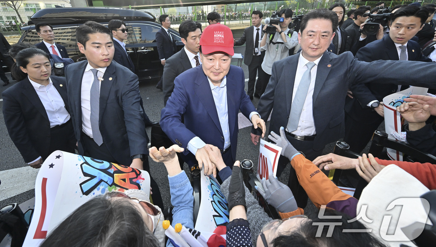 (서울=뉴스1) 김성진 기자 = 윤석열 전 대통령이 11일 오후 서울 용산구 한남동 관저 정문에서 퇴거하며 지지자들에게 인사하고 있다. (공동취재) 2025.4.11/뉴스1