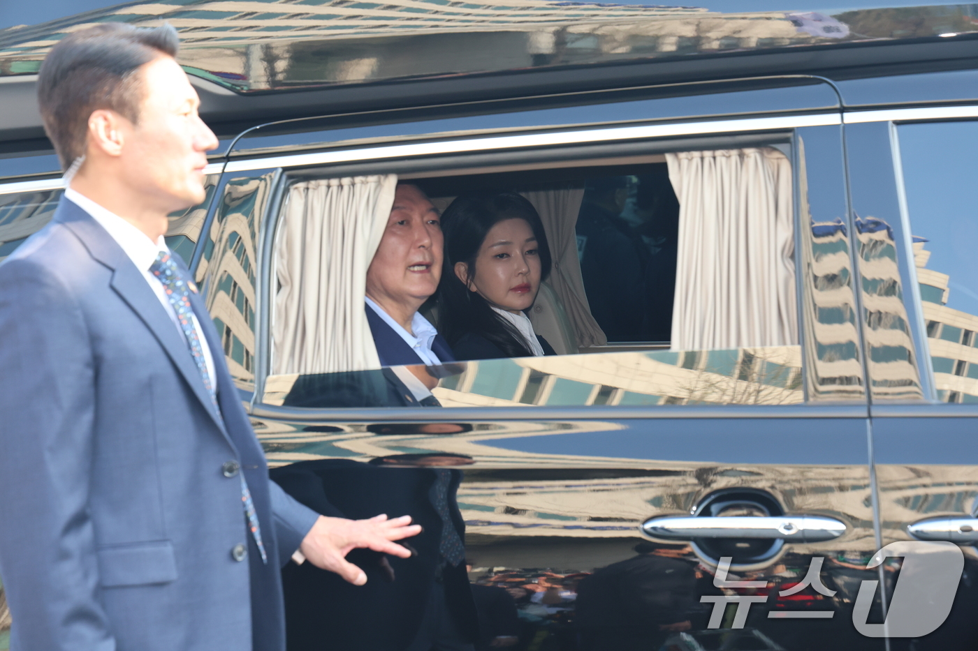 (서울=뉴스1) 김성진 기자 = 윤석열 전 대통령이 11일 오후 서울 용산구 대통령관저에서 나와 지지자들을 바라보고 있다. 사진 오른쪽은 부인 김건희 여사.(공동취재) 2025.4 …