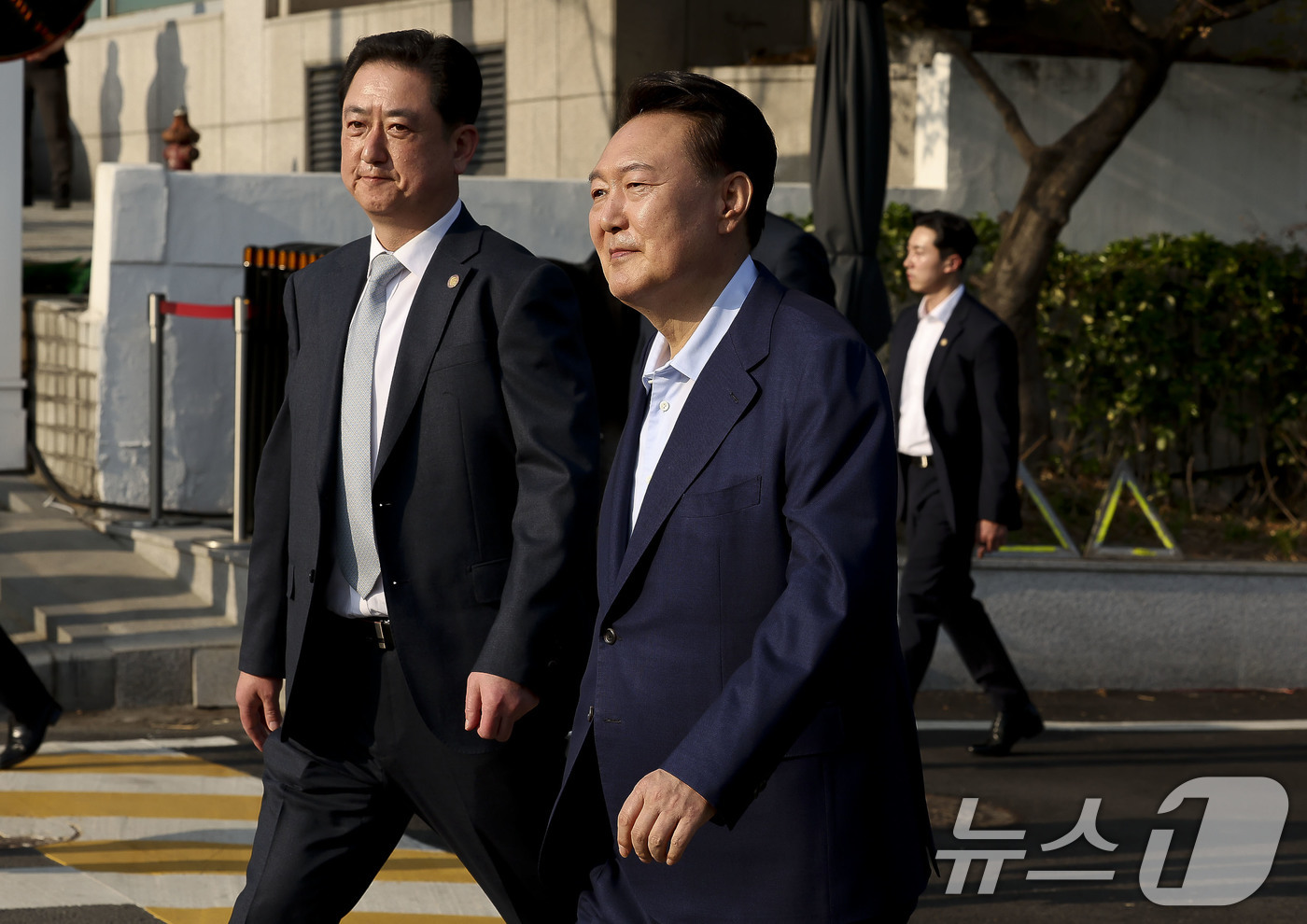 (서울=뉴스1) 김성진 기자 = 윤석열 전 대통령이 헌법재판소 파면 결정 후 일주일 만인 11일 오후 서울 용산구 한남동 대통령 관저를 나서며 지지자들을 바라보고 있다. (공동취재 …