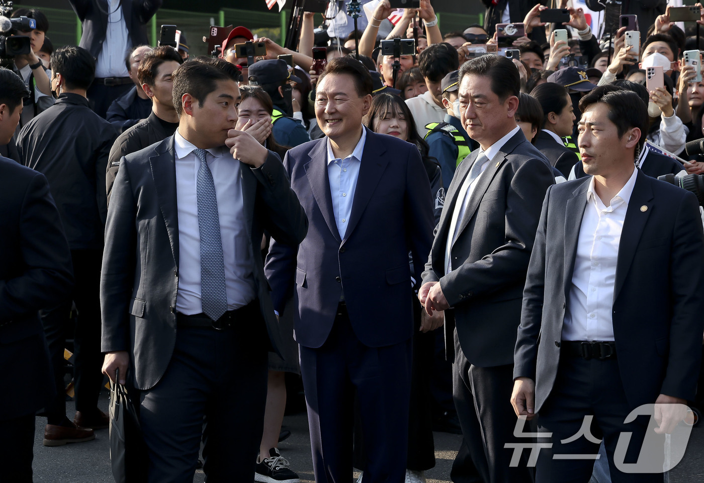 (서울=뉴스1) 김성진 기자 = 윤석열 전 대통령이 11일 오후 서울 용산구 대통령 관저에서 나와 지지자들과 인사하고 있다. (공동취재) 2025.4.11/뉴스1