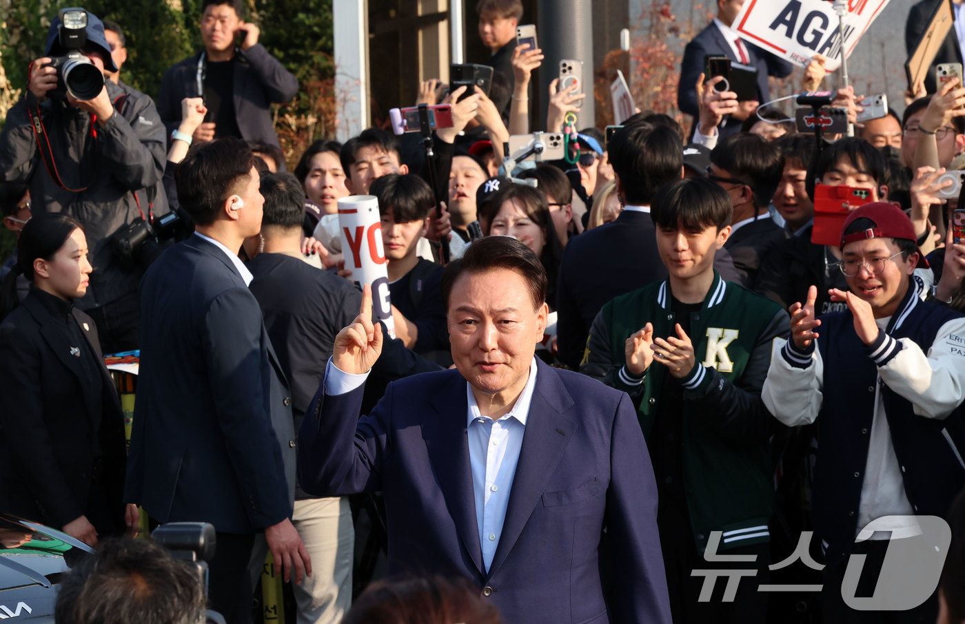 (서울=뉴스1) 김성진 기자 = 윤석열 전 대통령이 11일 서울 용산구 한남동 대통령 관저를 떠나 서초동 사저로 이동하며 지지자들과 인사를 하고 있다. (공동취재) 2025.4.1 …