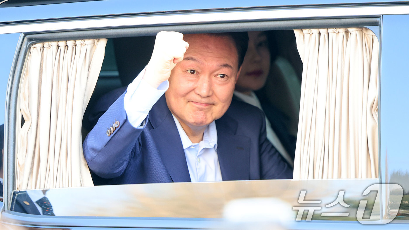 (서울=뉴스1) 김성진 기자 = 윤석열 전 대통령이 11일 오후 서울 용산구 대통령관저에서 나와 지지자들 향해 주먹을 쥐어보이고 있다. (공동취재) 2025.4.11/뉴스1