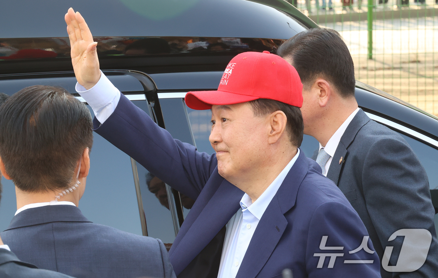 (서울=뉴스1) 김성진 기자 = 윤석열 전 대통령이 11일 오후 서울 용산구 대통령 관저에서 나와 지지자들과 인사하고 있다. (공동취재) 2025.4.11/뉴스1