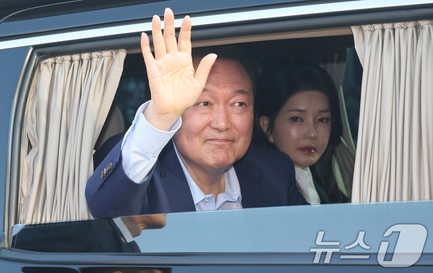 (서울=뉴스1) 김성진 기자 = 윤석열 전 대통령과 김건희 여사가 헌법재판소 파면 결정 후 일주일 만인 11일 오후 서울 용산구 한남동 대통령 관저를 떠나고 있다. (공동취재) 2 …