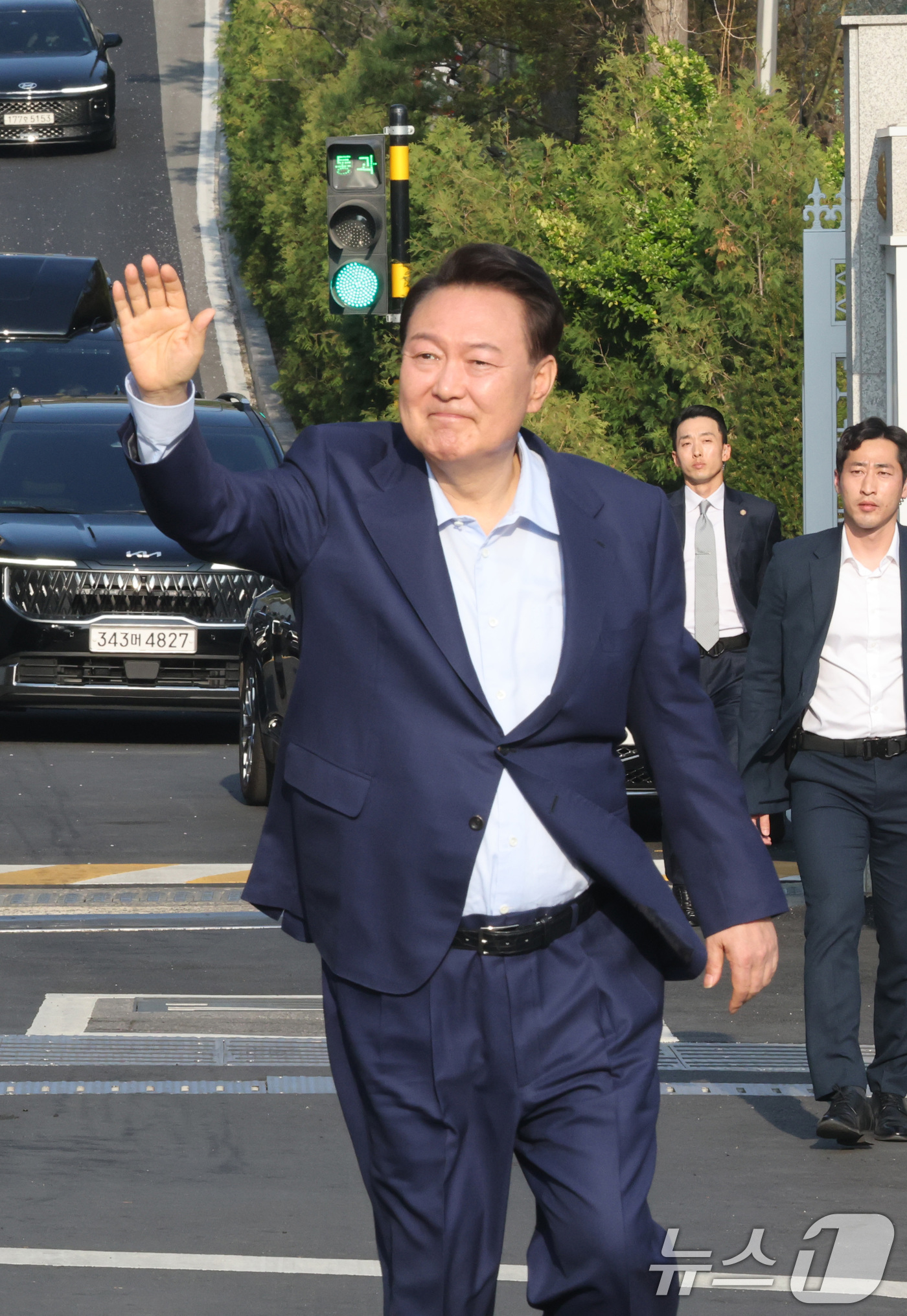 (서울=뉴스1) 김성진 기자 = 윤석열 전 대통령과 김건희 여사가 헌법재판소 파면 결정 후 일주일 만인 11일 오후 서울 용산구 한남동 대통령 관저를 떠나며 지지자들에게 손을 흔들 …