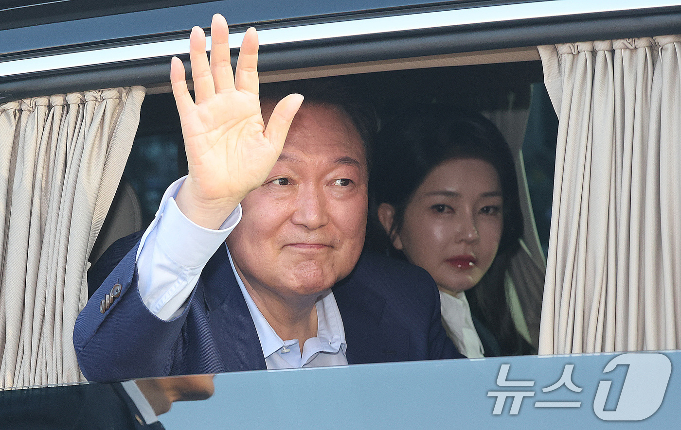 관저 퇴거하는 윤석열 김건희