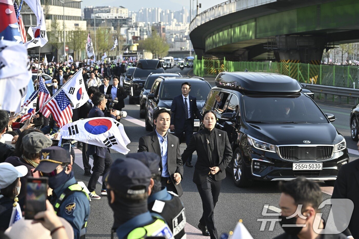 본문 이미지 - 윤석열 전 대통령이 11일 오후 서울 용산구 한남동 대통령 관저를 떠나 서초동 사저로 이동하며 지지자들과 인사를 하고 있다. (공동취재) 2025.4.11 ⓒ 뉴스1 김성진 기자