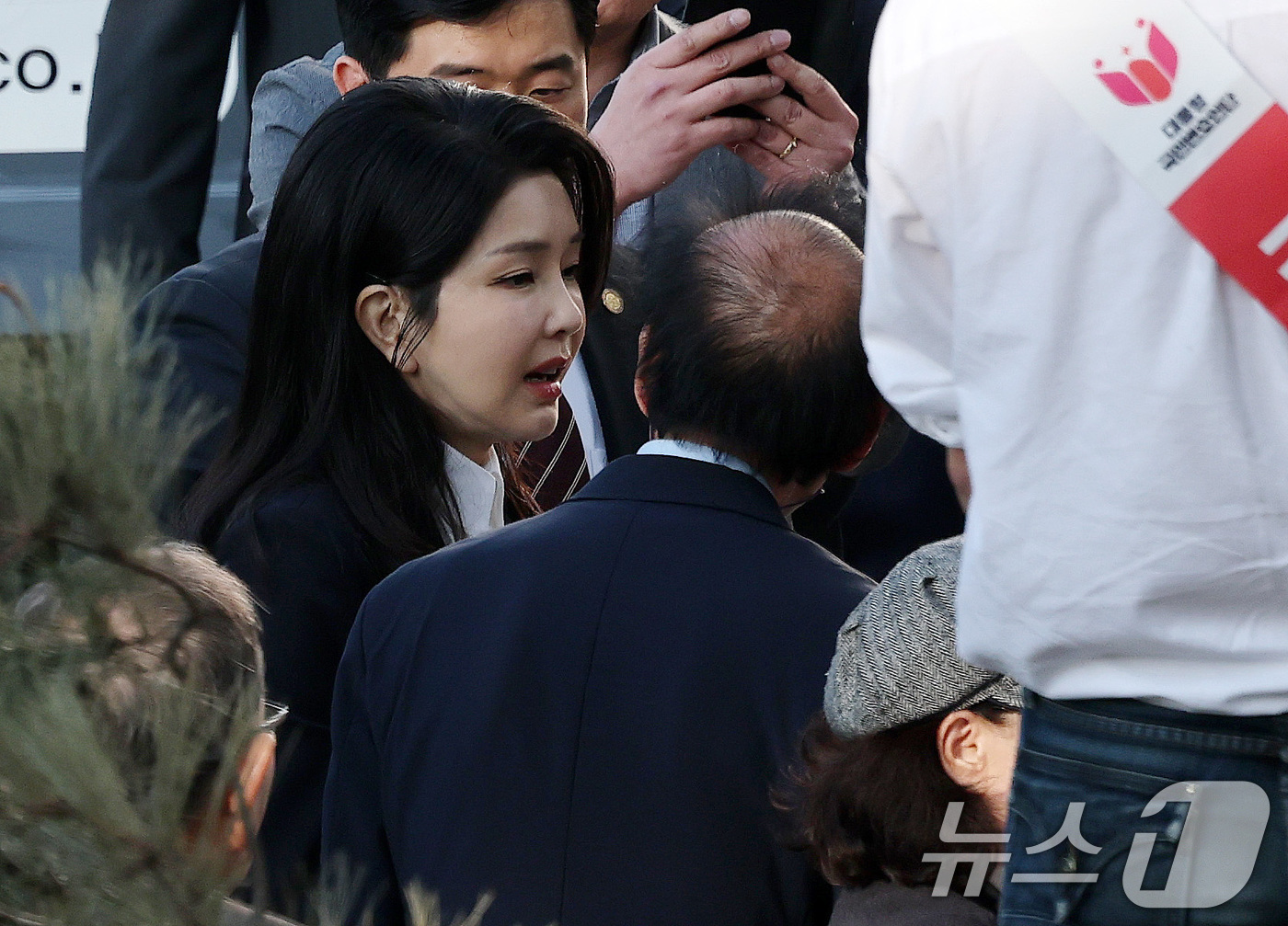 (서울=뉴스1) 박세연 기자 = 윤석열 전 대통령 부인 김건희 여사가 11일 한남동 관저를 퇴거해 사저인 서울 서초구 아크로비스타로 들어서고 있다. 2025.4.11/뉴스1