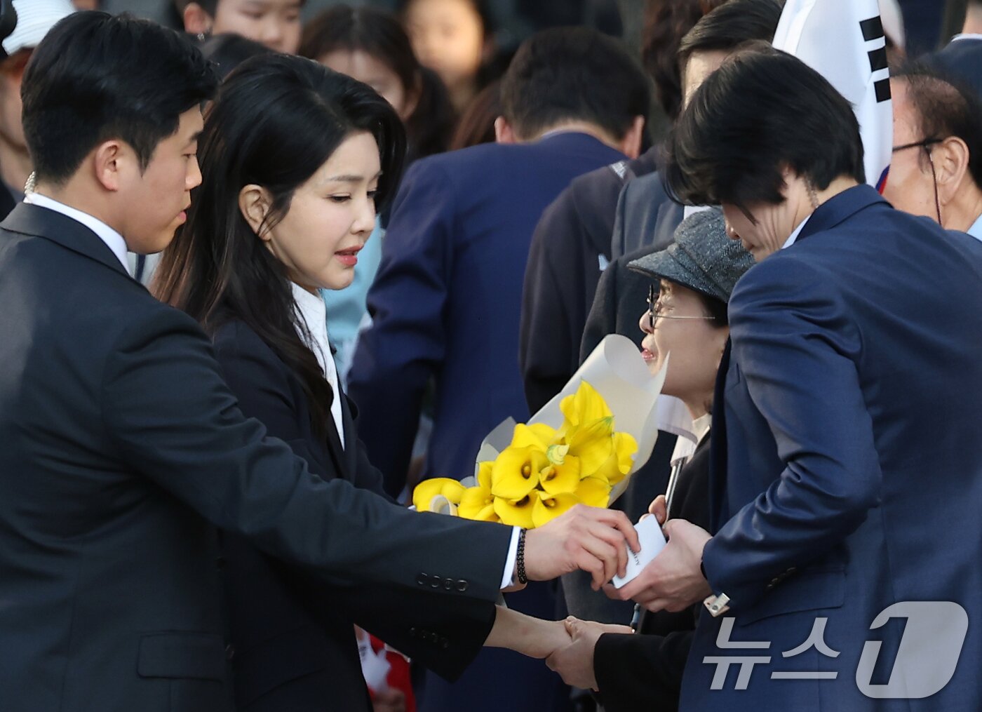 본문 이미지 - 김건희 여사가 11일 서울 서초구 아크로비스타 사저로 향하며 꽃다발을 선물받고 있다. (공동취재) 2025.4.11/뉴스1 ⓒ News1 박세연 기자