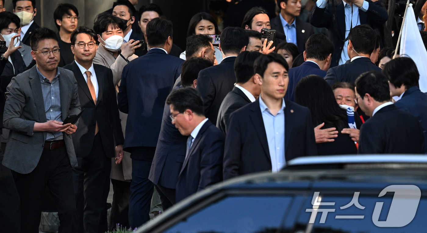 (서울=뉴스1) 박세연 기자 = 윤상현 국민의힘 의원(맨왼쪽에서 두번째)이 11일 윤석열 대통령의 서초동 자택 앞에서 윤 대통령과 김건희 여사를 바라보고 있다. (공동취재) 202 …