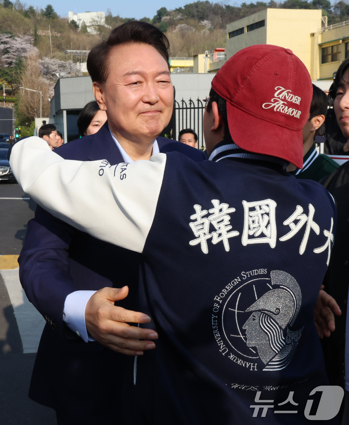 (서울=뉴스1) 김성진 기자 = 윤석열 전 대통령이 파면 결정 후 일주일 만인 11일 오후 서울 용산구 한남동 대통령 관저를 떠나기 앞서 정문 앞에서 자유대학 소속 학생들과 인사를 …