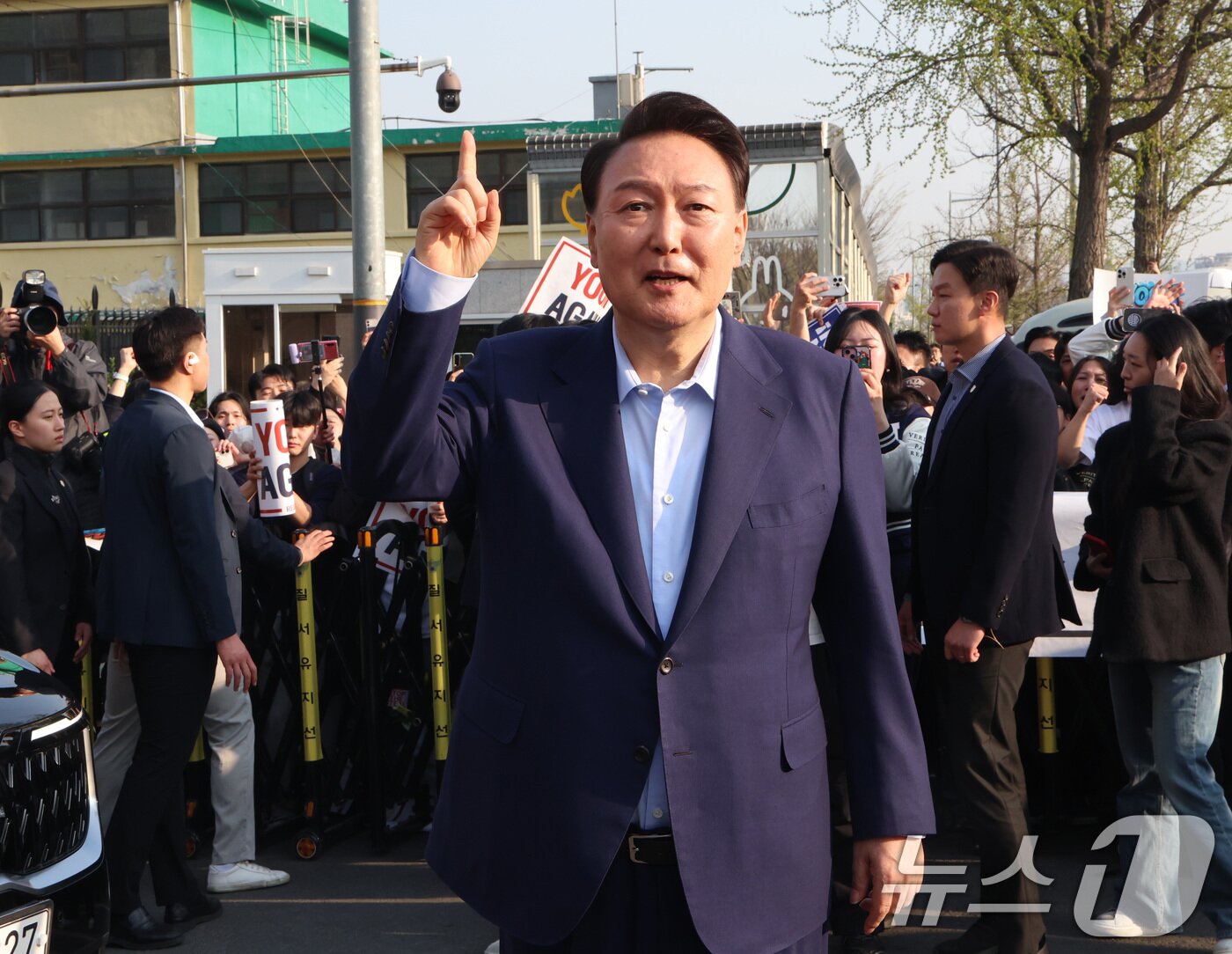 본문 이미지 - 윤석열 전 대통령이 파면 결정 후 일주일 만인 11일 오후 서울 용산구 한남동 대통령 관저를 떠나기 앞서 정문 앞에서 지지자들에게 인사를 하고 있다. (공동취재) 2025.4.11 ⓒ 뉴스1 김성진 기자