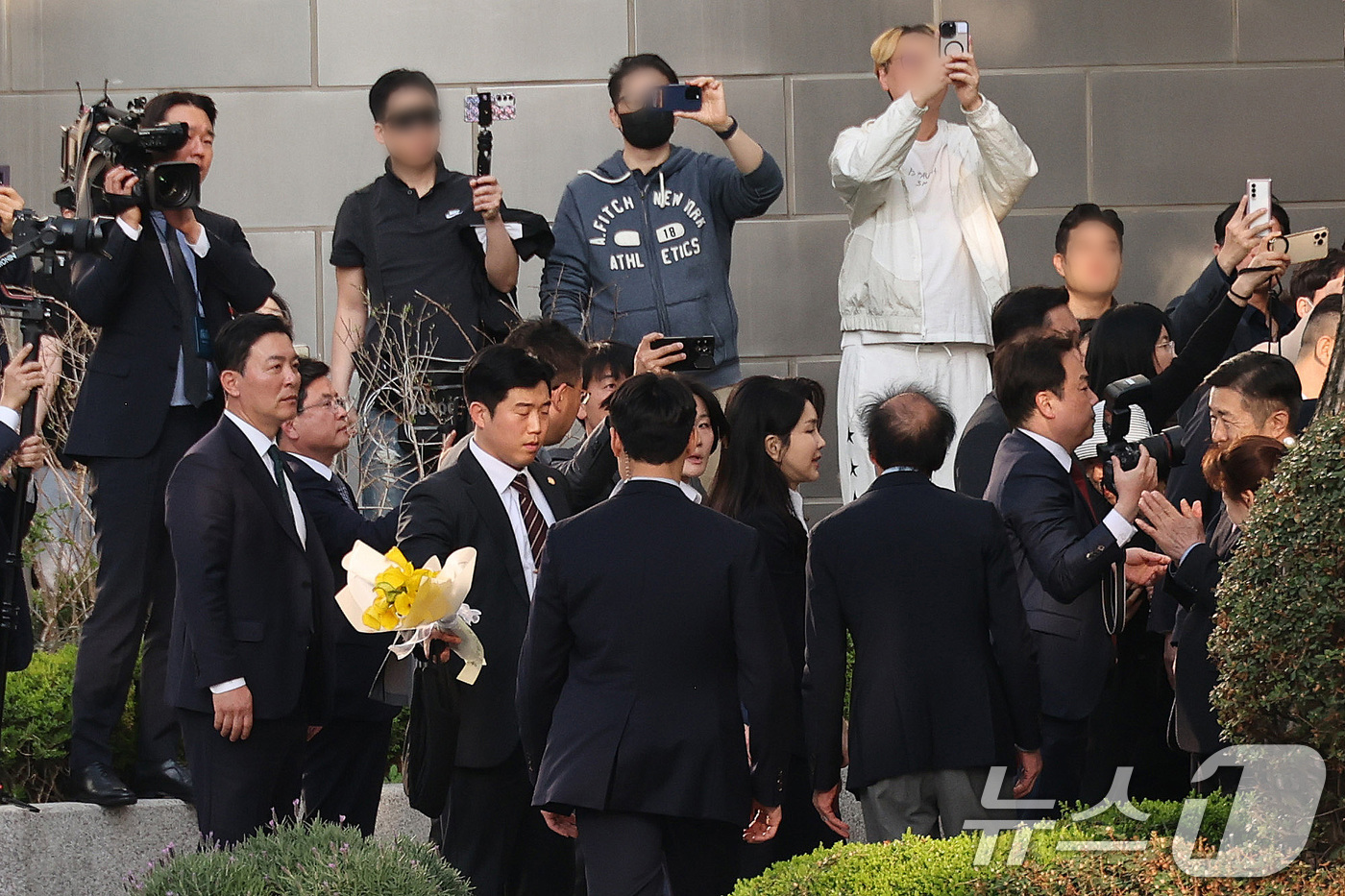 (서울=뉴스1) 김성진 기자 = 윤석열 전 대통령의 부인 김건희 전 여사가 11일 오후 서울 서초구 아크로비스타 사저로 복귀하고 있다. (공동취재) 2025.4.11/뉴스1