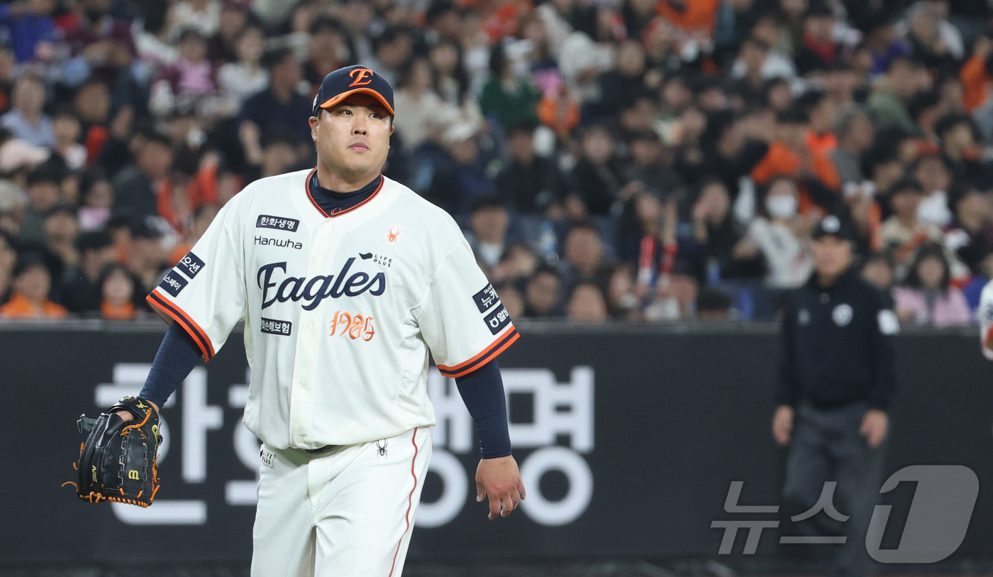 (대전=뉴스1) 김기남 기자 = 11일 대전 한화생명볼파크에서 열린 '2025 신한 SOL 뱅크 KBO리그' 한화 이글스와 키움 히어로즈의 경기에서 한화 류현진이 6회 무실점 호투 …