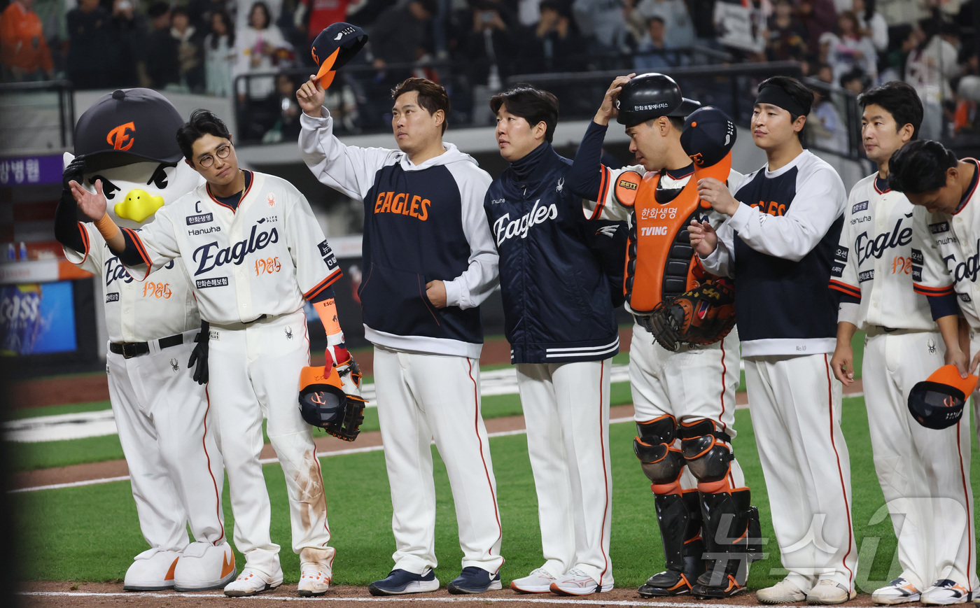 (대전=뉴스1) 김기남 기자 = 11일 대전 한화생명볼파크에서 열린 '2025 신한 SOL 뱅크 KBO리그' 한화 이글스와 키움 히어로즈 경기에서 12대2로 승리한 한화 선수들이 …