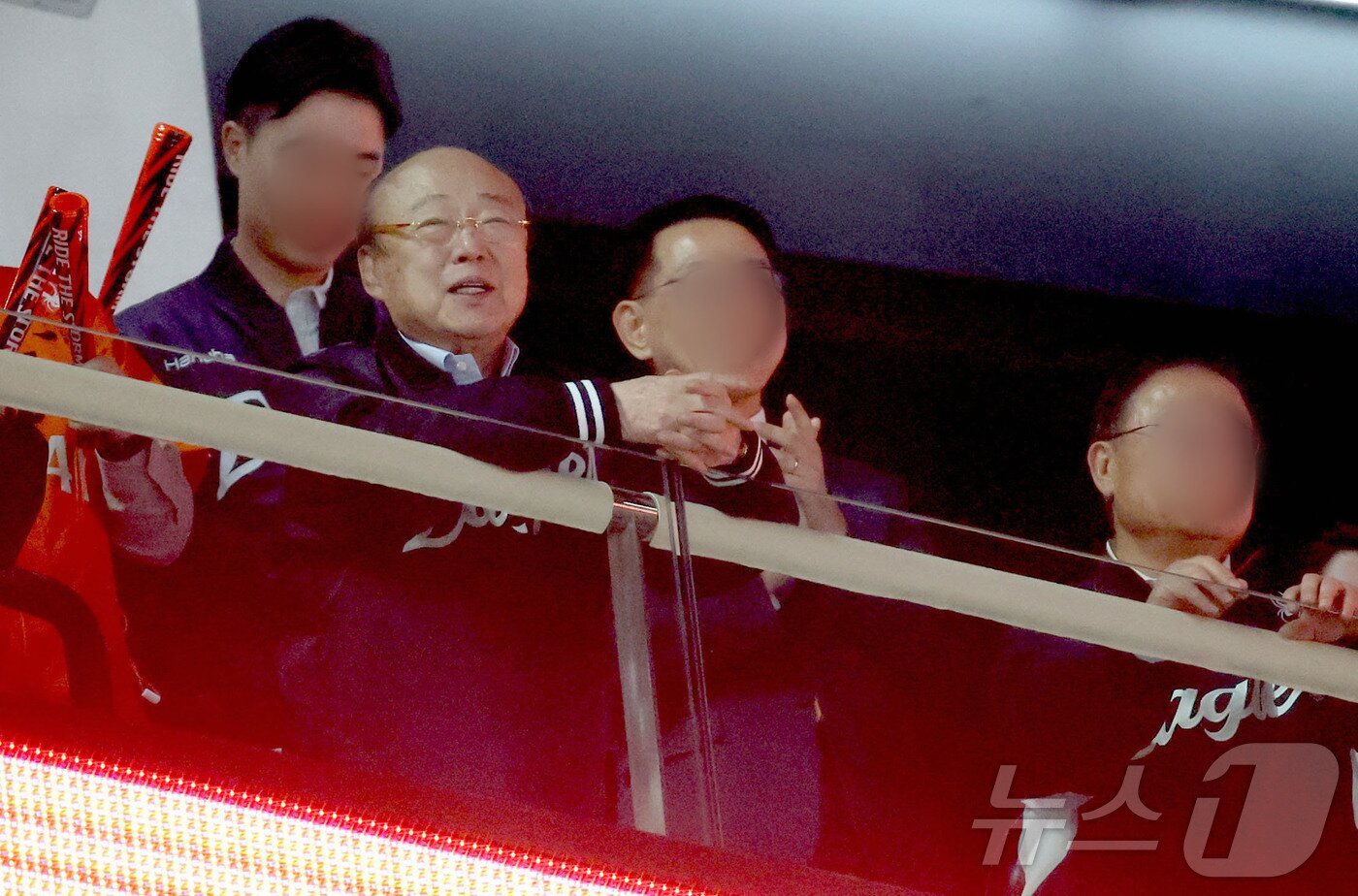 본문 이미지 - 11일 대전 한화생명볼파크에서 열린 &#39;2025 신한 SOL 뱅크 KBO리그&#39; 한화 이글스와 키움 히어로즈의 경기에서 한화 김승연 회장이 경기장을 찾아 직원들과 경기를 관람하고 있다. 2025.4.11/뉴스1 ⓒ News1 김기남 기자