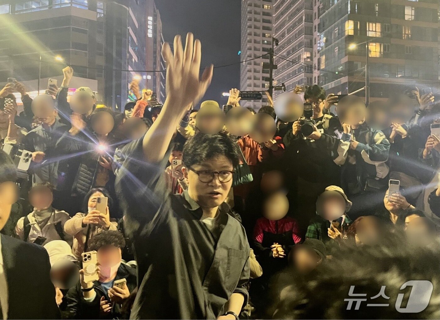 본문 이미지 - 한동훈 전 국민의힘 대표가 11일 부산 해운대해수욕장에서 지지자들을 향해 손을 흔들고 있다.2025.4.11/뉴스1 ⓒ News1 장광일 기자