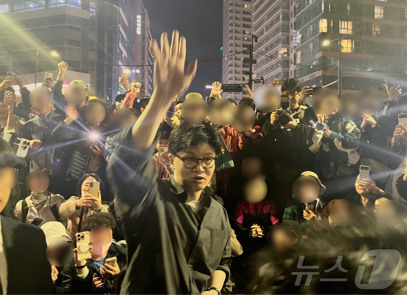 (부산=뉴스1) 장광일 기자 = 한동훈 전 국민의힘 대표가 11일 부산 해운대해수욕장에서 지지자들을 향해 손을 흔들고 있다.2025.4.11/뉴스1