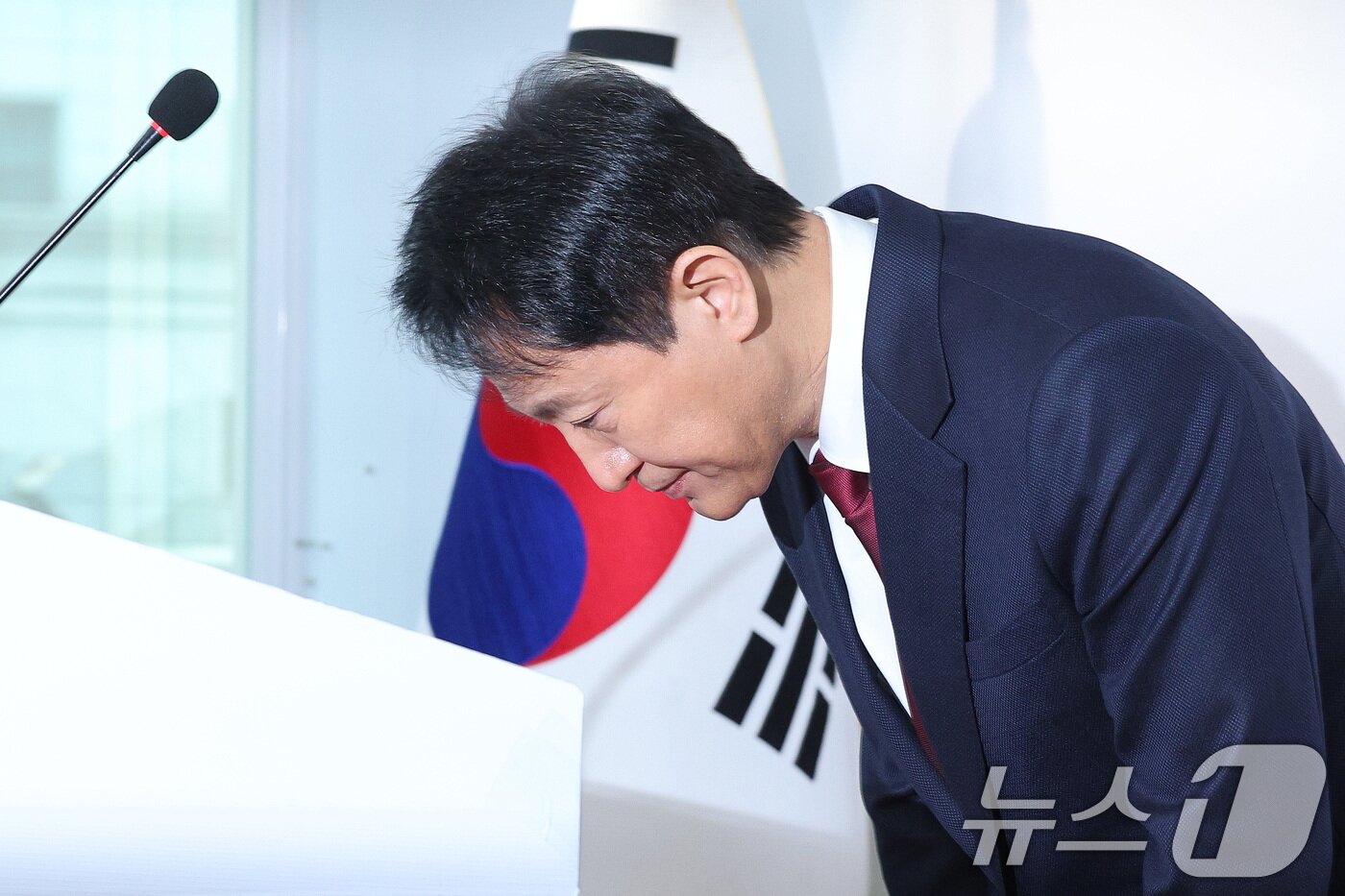 본문 이미지 - 오세훈 서울시장이 12일 오전 서울 여의도 국민의힘 당사에서 가진 긴급 기자회견에서 대선 불출마 선언을 하고 있다. 오 시장은 "국민이 다시 보수에 국정에 책임질 기회를 주시려면 책임 있는 사람의 결단이 절실한 때"라며 "비정상의 정상화를 위해 백의종군으로 마중물 역할을 하겠다"고 말했다. 2025.4.12/뉴스1 ⓒ News1 신웅수 기자