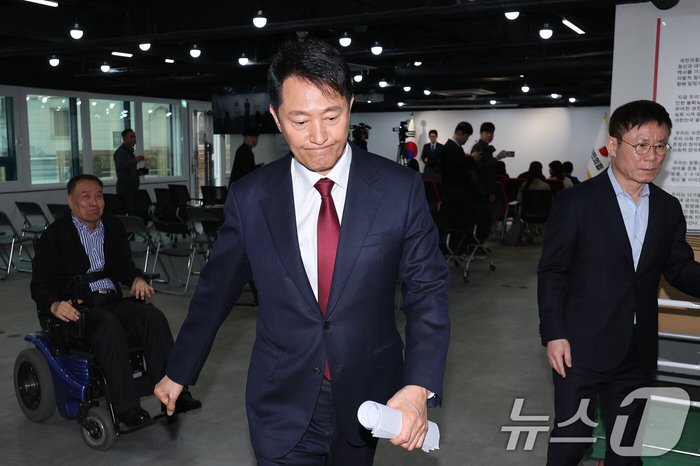 본문 이미지 - 오세훈 서울시장이 12일 오전 서울 여의도 국민의힘 당사에서 가진 긴급 기자회견에서 대선 불출마 선언을 마친 후 회견장을 나서고 있다. 2025.4.12/뉴스1 ⓒ News1 신웅수 기자