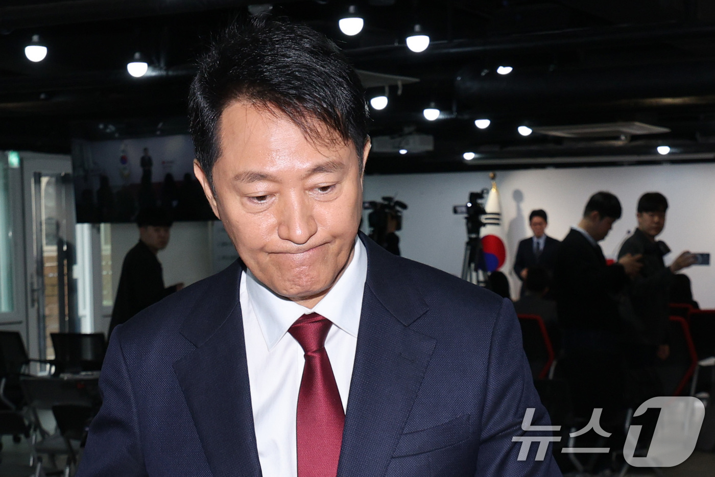 (서울=뉴스1) 신웅수 기자 = 오세훈 서울시장이 12일 오전 서울 여의도 국민의힘 당사에서 가진 긴급 기자회견에서 대선 불출마 선언을 마친 후 회견장을 나서고 있다.오 시장은 " …