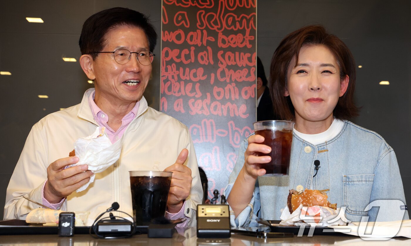 본문 이미지 - 김문수 전 고용노동부 장관과 나경원 국민의힘 국회의원이 12일 서울 동작구 중앙대학교 한 패스트푸드점에서 대학생들과 간담회를 갖고 있다. 2025.4.12/뉴스1 ⓒ News1 김명섭 기자