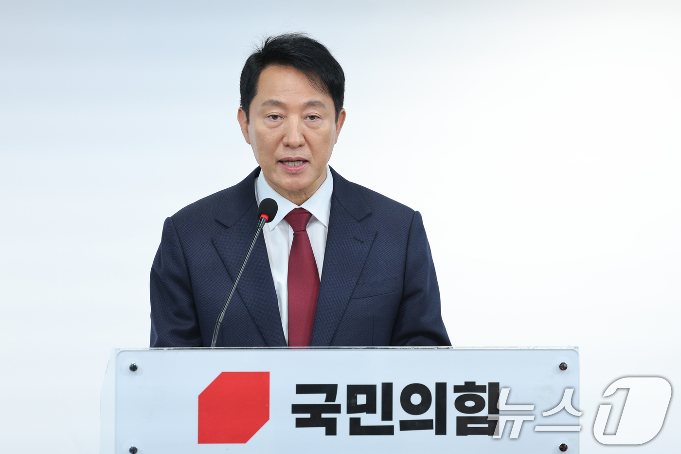 (서울=뉴스1) 신웅수 기자 = 오세훈 서울시장이 12일 오전 서울 여의도 국민의힘 당사에서 가진 긴급 기자회견에서 대선 불출마 선언을 하고 있다.오 시장은 "국민이 다시 보수에 …