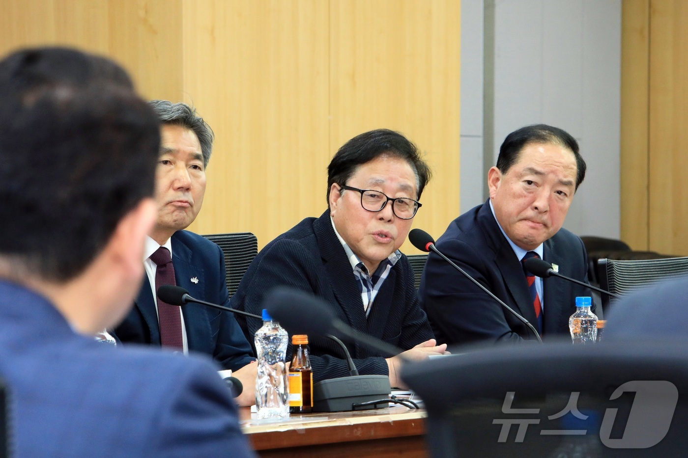 (인제=뉴스1) 한귀섭 기자 = 최상기 인제군수(가운데)가 지난 11일 '서울 여의도 국회의원회관 제2세미나실에서 열린 접경지역 내일포럼에 참석해 지역 현안에 대해 발언하고 있다. …